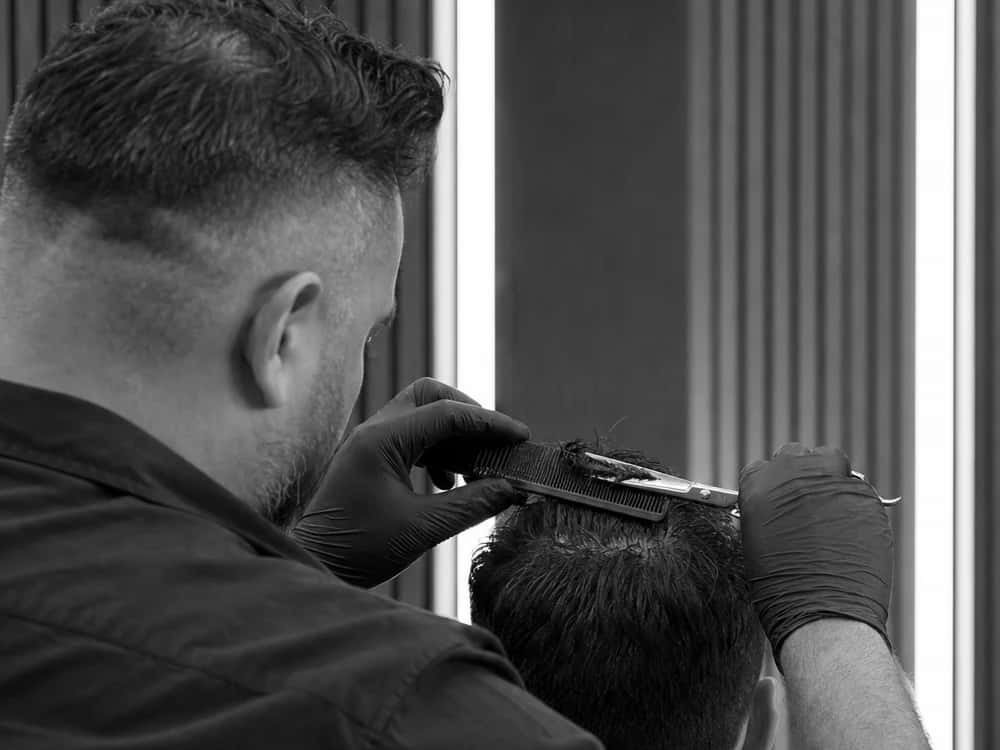 Herrenfriseur in Neuss-Norf beim präzisen Scherenschnitt mit Kamm